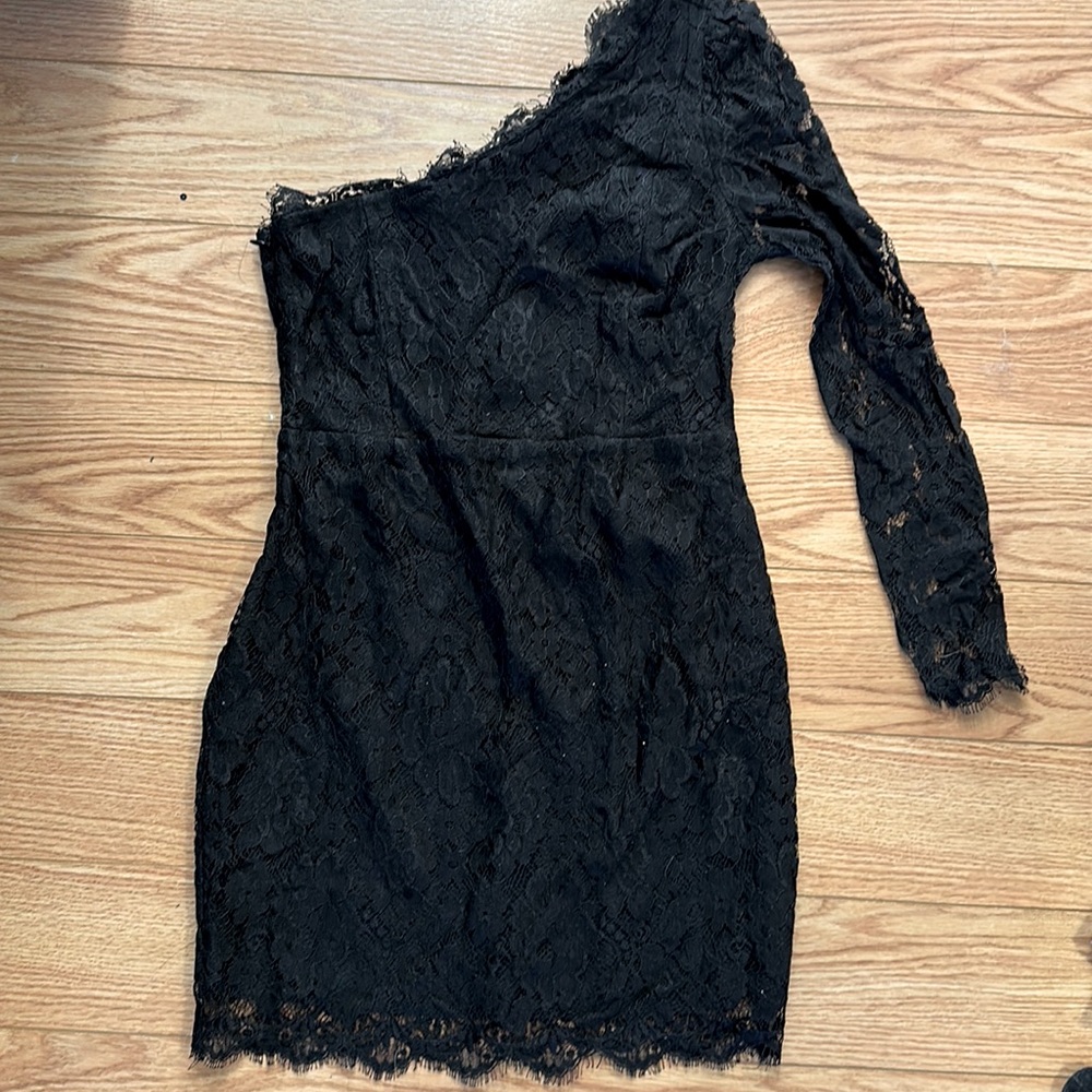 Madison Marcus Dress on shoulder black lace